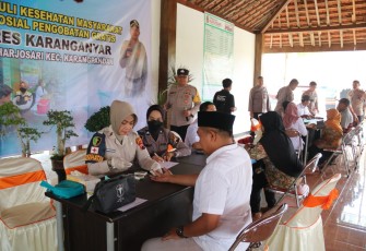  Polres Karanganyar menggelar layanan pengobatan gratis di Desa Harjosari, Kecamatan Karangpandan, Rabu (11/10/2023)