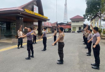 Personel Dalmas Sat Samapta Polres Tapsel Latihan Penguatan Fisik Hadapi Pemilu 2024