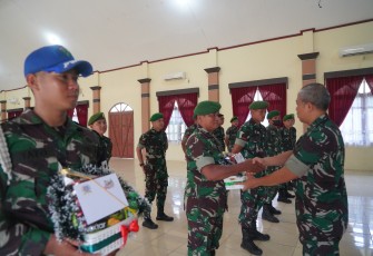 Kasipers Kasrem 121/Abw Kolonel Arh Andi Budi Sulistianto, S.SOS., menyerahkan Bingkisan Natal Secara simbolis kepada seluruh Prajurit dan PNS Korem 121/Abw yang merayakan Natal tahun ini, bertempat di Aula Korem 121/Abw Jl. Pangeran Kuning, Sintang, Kalimantan Barat, Jumat (22/12/2023)