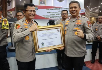 Kapolrestabes Medan, Kombes Pol Dr Teddy John Sahala Marbun SH MHum, menerima penghargaan dari Ombudsman Provinsi Sumut 