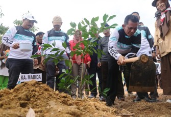 Gubernur Ansar saat Ikut Tanam Pohon Dalam Rangka Bulan Bakti Pramuka Tahun 2023 dan Hari Pramuka ke-62
