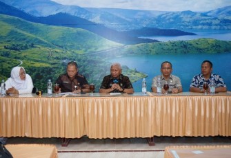Bupati Asahan Tinjau Papan Tulis Interaktif di SMPN 1 Kisaran