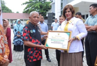 Bupati dan Wabup Asahan Menyerahkan Bukti Kepesertaan BPJS PBI APBD Kabupaten Asahan