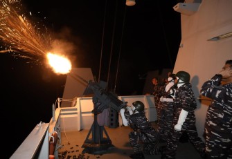 Artileri TNI AL saat menembak sasaran udara berupa pesawat drone sebagai target.
