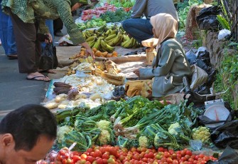 Proses transaksi antar penjual dengan pembeli, Foto : pinterest/Grazi sem Cauã 2