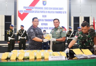 Penyerahan barang bukti dan tersangka di Makodam XII/Tpr, Senin (30/10/2023) kemarin. 