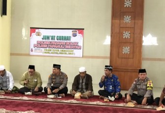 Kapolsek Padang Bolak, AKP Zulfikar, SH, MH, beserta jajaran, menampung berbagai keluhan warga terkait pencurian buah Sawit, Jumat (17/11/2023) siang.