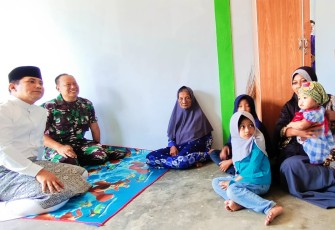 Wabup Osit saat mengunjungi salah satu RTLH yang sudah selesai dibangun