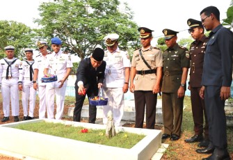 Wabup Bintan Tabur Bunga di Makam Pahlawan Dwikora