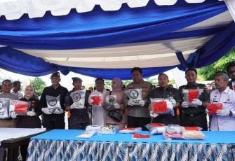 Bersama Sejumlah Forkopimda Sulsel, Asintel Kasdam XIV/Hsn Mewakili Pangdam Menghadiri Press Release Akhir Tahun dan Pemusnahan Barang Bukti Narkoba di BNNP Sulsel.