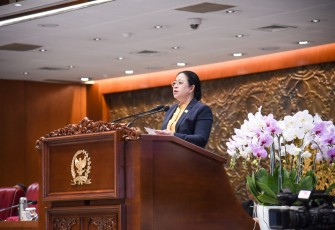 Ketua DPR RI Puan Maharani menutup masa persidangan II tahun sidang 2023-2024 DPR, dalam Rapat Paripurna DPR di Gedung Nusantara II, Kompleks Parlemen, Senayan, Jakarta, Selasa (4/12/2023).
