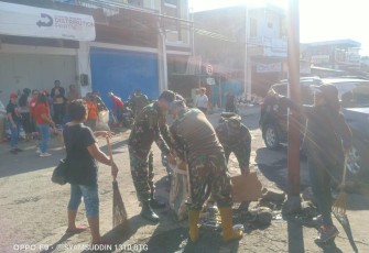 Kodim 1310/Bitung bersama Yonmarhanlan VIII Bitung, Pemerintah Kecamatan Girian dan Kelurahan Girian Weru satu melaksanakan kegiatan Bakti pembersihan Pasar Girian, Jumat (8/12/2023)