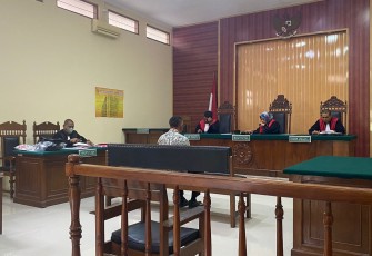 Dua orang saksi dihadirkan dalam sidang ke 4 kasus dugaan pemalsuan SK RT oleh kades Kentong untuk seleksi Perades.
