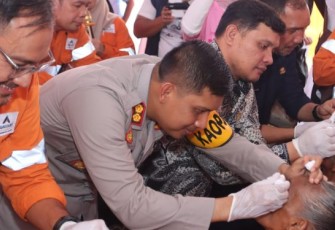 Kapolres Tapsel, AKBP Imam Zamroni, SIK, MH,bersama jajaran PT AR dan unsur Forkopimda, kompak memberi tetes air mata kepada peserta Operasi Katarak gratis.