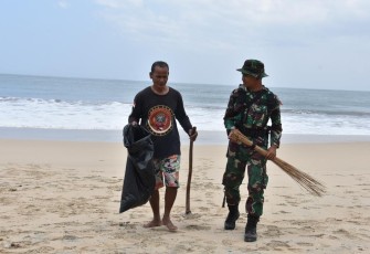 Lanud Husein Sastranegara Ajak Masyarakat  Gotong Royong Bersihkan Pantai