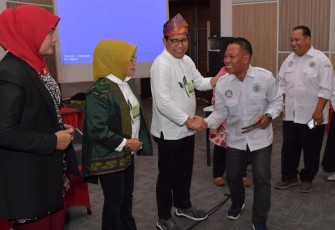 Menteri Desa PDT dan Transmigrasi Abdul Halim Iskandar memberikan arahan kepada para Pendamping Desa dalam Rapat Koordinasi Penguatan Pendamping dan Pemberdayaan Masyarakat Desa Provinsi Riau di Pekanbaru Riau