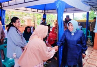 Walikota Tanjung pinang Hj Rahma saat hadir pada pertemuan rutin yang dilaksanakan forum RT/RW Kelurahan Kampung Bulang. Kegiatan dilaksanakan di kediaman Ketua RT. 04 RW. XII Kelurahan Kampung Bulang, Minggu (05/02/2023).