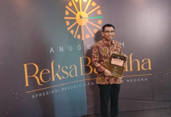  Kepala Biro Keuangan dan BMN Setjen Kemendes PDTT, Bahartani Lamakampali, dalam acara puncak di Gedung Dhanapala Kemenkeu pada Rabu (22/11/2023) malam. 