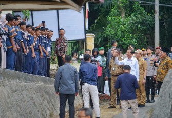 Hari kedua kunjungan kerjanya di Provinsi Bengkulu, Presiden RI Joko Widodo didampingi Gubernur Bengkulu Rohidin Mersyah, mengawali agenda dengan mengunjungi SMK Negeri 2 Kabupaten Bengkulu Tengah