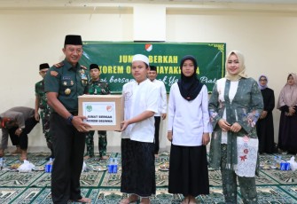 Korem 052/Wkr terus berbagi santunan kepada anak yatim-piatu dan kaum dhuafa yang kali ini diberikan langsung oleh Danrem 052/Wkr, Brigjen TNI Putranto Gatot SH,S.Sos.,M.M. bertempat di yayasan Uswatun Hasanah Jl. Cendrawasih 2 no 1  Kelurahan  Cengkareng Barat,Cengkareng, Jakarta Barat, Jumat (8/12/2023)