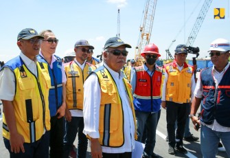 Menteri Basuki saat meninjau Jalan Tol Cisumdawu, Sabtu (15/4/2023).
