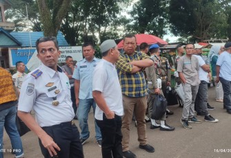 Walikota Pagar Alam saat Ngabuburit Borong Takjil di Pasar Ramadhan
