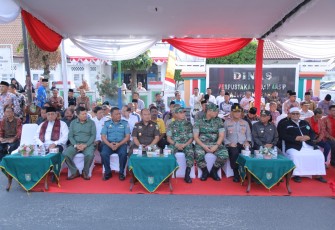 Bupati dan Forkopimda Asahan Bagi Bendera Merah Putih
