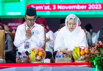 Ketua DPP PDI Perjuangan (PDIP) Bidang Politik dan Keamanan sekaligus Ketua DPR RI Puan Maharani dan Cawapres Mahfud Md saat acara ngaji kebangsaan di Jawa Timur, Jumat (3/11/2023).