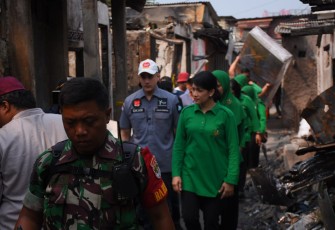 Persit KCK Cabang XV Kodim 0501/JP saat salurkan Bantuan Kepada 40 KK Terdampak Bencana Kebakaran di Kebun Kosong Jakpus