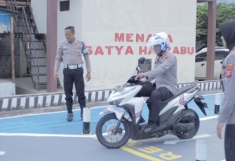 Kapolres Bitung saat melakukan praktek perubahan materi ujian praktek SIM C