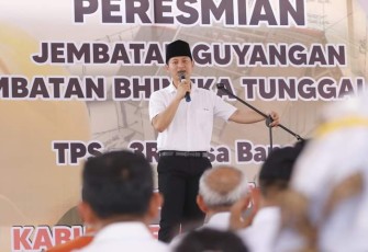 Bupati Trenggalek, Mochamad Nur Arifin, saat meresmikan Jembatan Guyangan,  atau Jembatan Bhinneka Tunggal Ika, Desa Banaran, Kecamatan Tugu, Kabupaten Trenggalek, Rabu (8/11/2023)