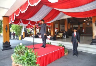 Wakil Bupati Trenggalek, Syah Muhamad Natanegara, saat upacara peringatan hari Sumpah Pemuda, di halaman Pendapa Manggala Praja Nugraha Kabupaten Trenggalek, Sabtu (28/10/2023).