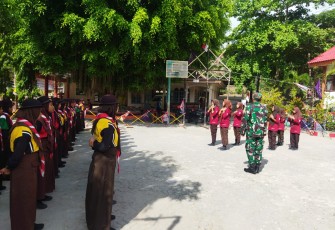  Anggota Kodim 0802/Ponorogo Berikan Latihan Baris Berbaris Siswa Siswi SMPN 2 Slahung