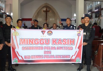 Brimob dan Humas Polda Kalteng Sampaikan Imbauan Kamtibmas di Gereja YHS dan Katedral 