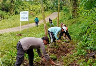 Bhabinkamtibmas bersama Pilar Desa dan Masyarakat saat Gelar Gotong Royong