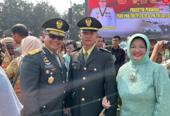 Danpussenarmed Saksikan Putranya Dilantik Sebagai Prajurit Berpangkat Letnan Dua di Mabes TNI