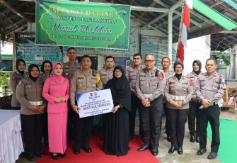 Dirlantas Polda Kalteng Kombes Pol R.S. Handoyo, S.I.K., M.Si. kembali memberikan tali asih kepada Panti Asuhan Nurul Sholihin Palangka Raya, Selasa (19/12/2023)