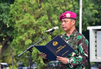 Asisten Potensi Maritim Kepala Staf Angkatan Laut (Aspotmar Kasal) Mayjen TNI Marinir Markos saat membacakan amanat tertulis Kepala Staf Angkatan Laut (Kasal) Laksamana TNI Muhammad Ali pada Upacara Bendera Tanggal 17 November 2023 bertempat di Lapangan Apel Denma Mabesal, Cilangkap, Jakarta Timur