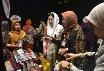 Ketua Dekranasda Kabupaten Trenggalek, Novita Hardini, saat pameran produk - produk unggulan Kabupaten Trenggalek, menyambut kunjungan kerja, Iriana Joko Widodo, di Surabaya Kriya Gallery (SKG) Siola