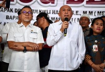 MenkopUKM Teten Masduki saat dialog dengan para pedagang Pasar Senen, di Pasar Senen Blok III, Jakarta, Kamis (30/3).