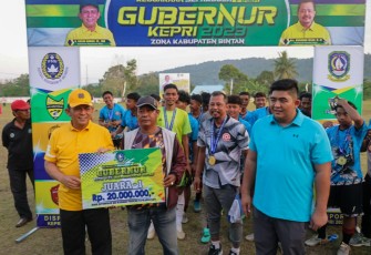 Gubernur Kepulauan Riau H. Ansar Ahmad saat menyerahkan piala dan uang pembinaan secara simbolis.