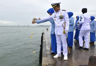 Lantamal IV Laksanakan Upacara Tabur Bunga di Laut Peringati Hari Armada
