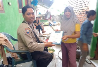 Bhabinkamtibmas Polresta Bengkulu saat Antarkan Lansung Surat Ijin Keramaian ke Rumah Warga