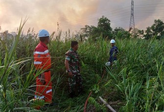 Anggota Koramil 06/Samboja Bantu Proses Pemadaman Kebakaran Lahan di Kelurahan Teluk Pemedas