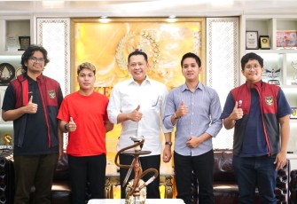 Bamsoet saat melepas secara simbolik keberangkatan 11 atlet balap Indonesia yang akan berlaga dalam APMC 2023, di Jakarta, Kamis (28/9/23).