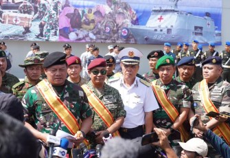 Wakasad saat Dampingi Panglima TNI Tinjau Latihan ASEX-01 