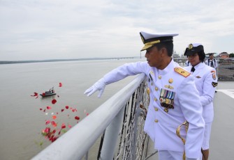 Dankodikopsla Kodiklatal Ikut Tabur Bunga di Selat Madura Jelang Hari Armada 2023