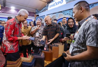 MenKopUKM Teten Masduki bersama Gubernur Jawa Tengah Ganjar Pranowo dalam acara Puncak Perayaan Hari UMKM Nasional 2023 di Kota Surakarta, Jawa Tengah, Sabtu (12/8).