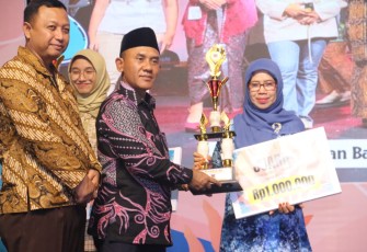 Danrem menyerahkan hadiah dan penghargaan kepada para pemenang lomba yang diadakan di Kantor Bakorwil