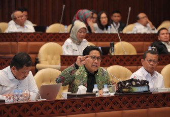 Mendes PDTT Abdul Halim Iskandar dalam Rapat Kerja Komisi V DPR RI dengan Kemendes PDTT di Jakarta, Selasa (28/11/2023).